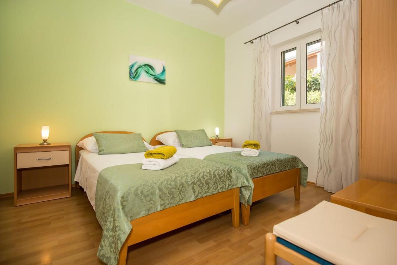 Apartmani Filipic Бол Екстериор снимка
