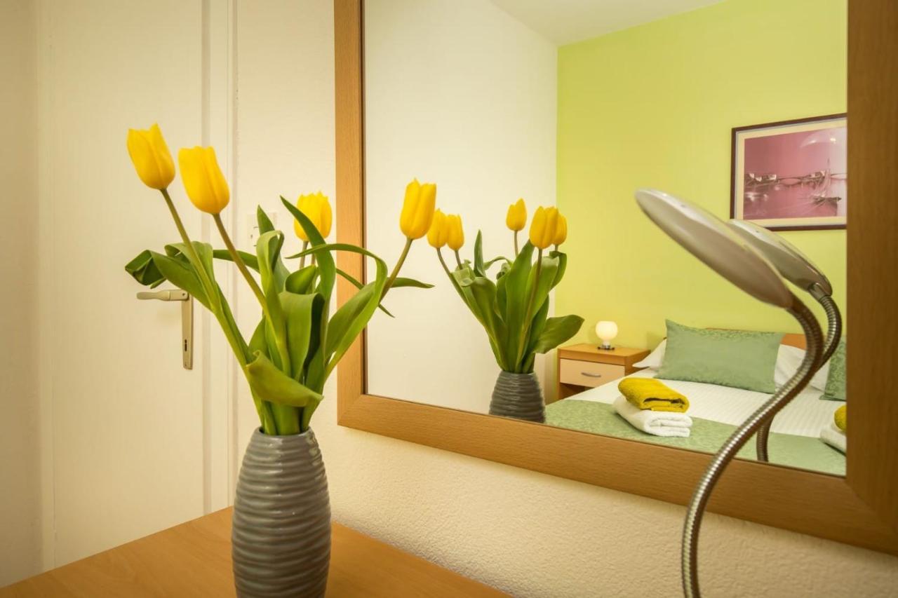 Apartmani Filipic Бол Екстериор снимка